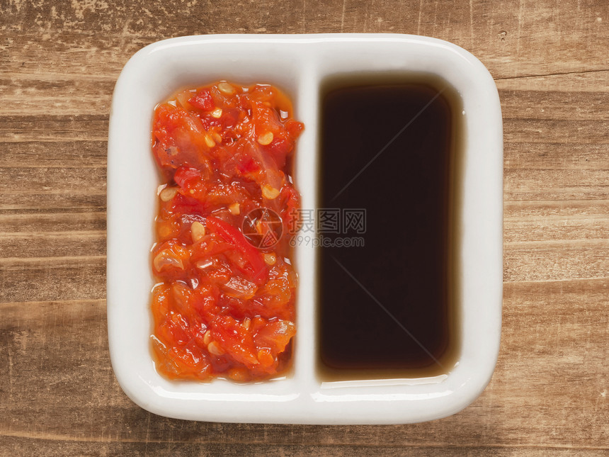红辣辣椒和酱油调味品红色水平酱料辣椒胡椒食物图片
