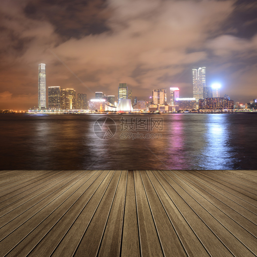 维多利亚港在夜间天际建筑学风景码头建筑旅游场景地标商业景观图片