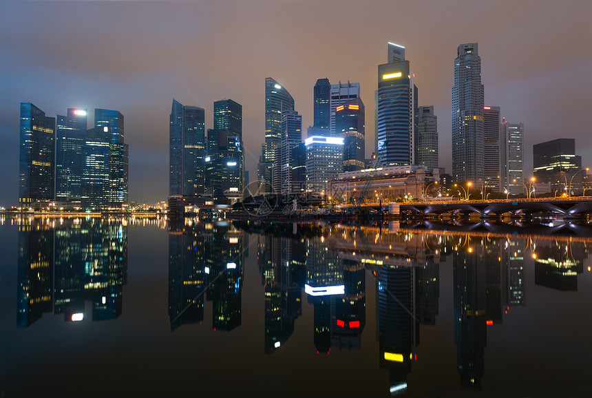 夜晚现代城市天际地标照明天空办公室风景市中心旅行玻璃金融建筑图片