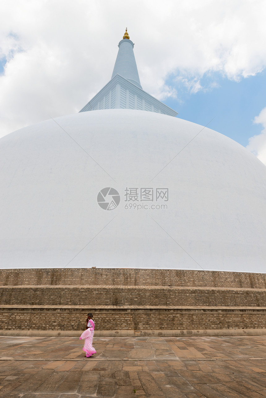 穿着礼服的女子环游103米高白色圣杯图片