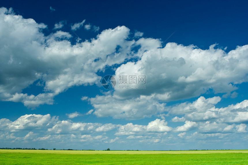 夏季外地天空城市乡村草地场景土地天气风景活力场地图片