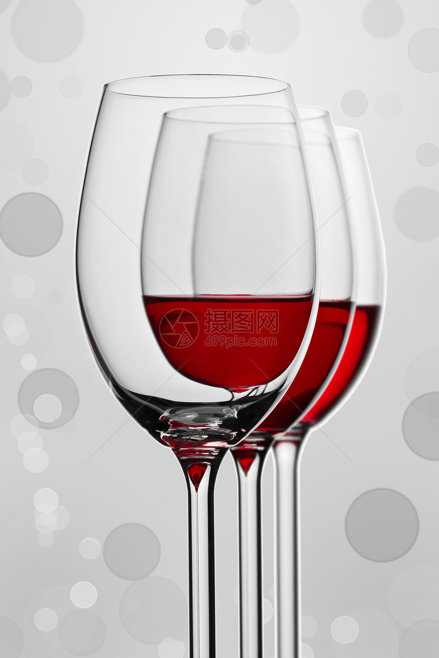 a 由三个孤立的葡萄酒玻璃组成图片