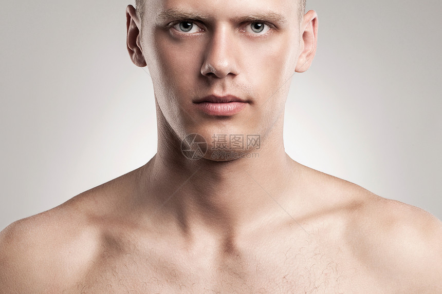 英俊年轻男子的肖像男人青年工作室金发男性学生快乐白色男生图片