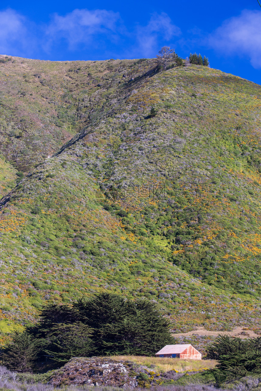 山脚上的红酒馆天空牧场农业农田山脉蓝色乡村农场国家场景图片