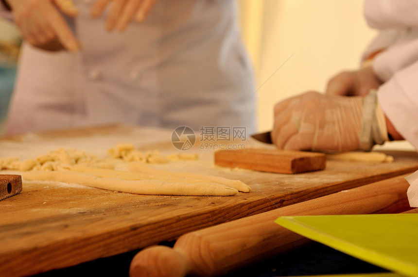 面食制作详细面粉餐厅饼干美食食谱手工食物男性男人厨师图片