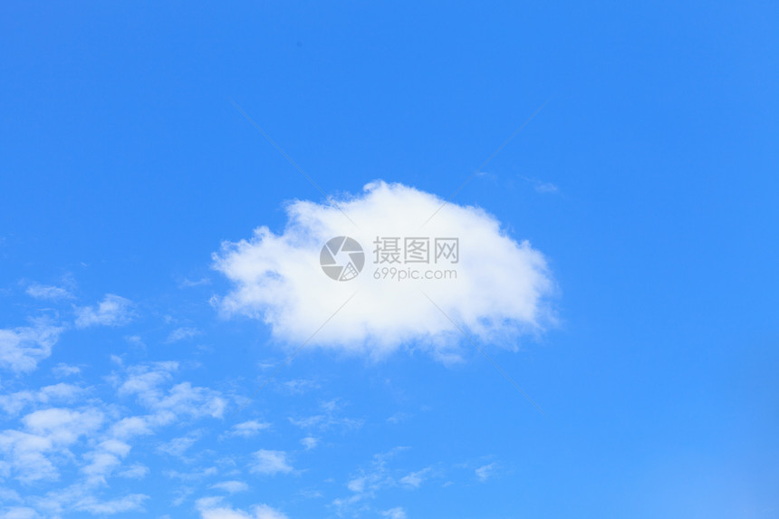 蓝色天空中的白云天气孤独环境自由坡度白色生态图片