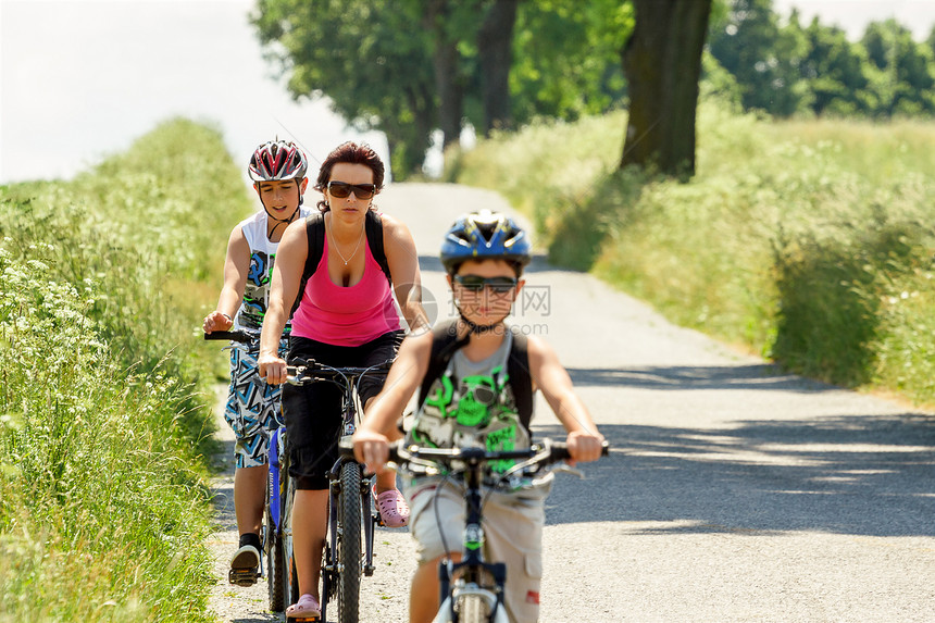 母亲和两个儿子骑自行车旅行乐趣晴天农村运动男人娱乐骑术活动女士青少年图片