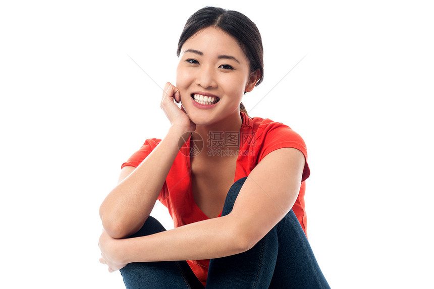 美丽的亚洲女孩笑得满心欢笑图片