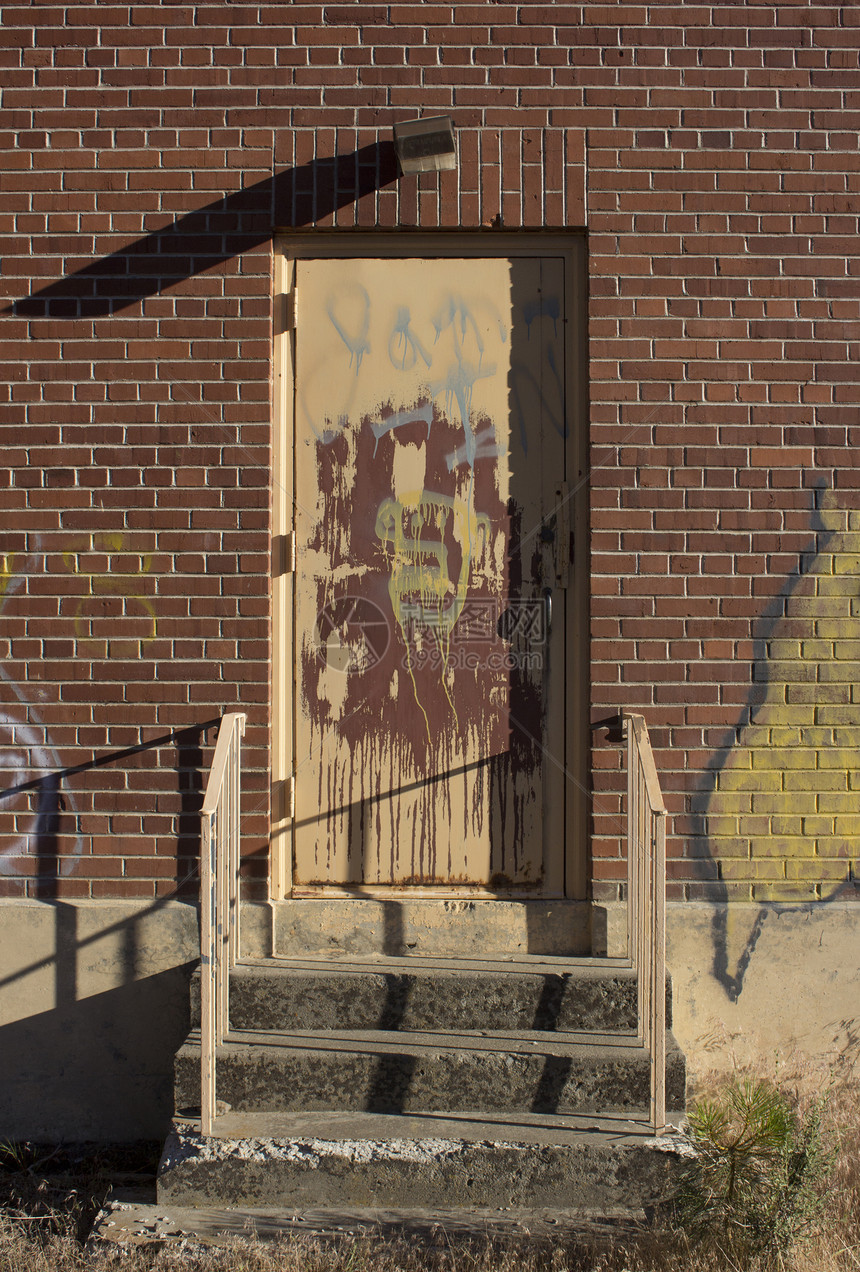 旧砖房门涂鸦楼梯日出日落杂草图片