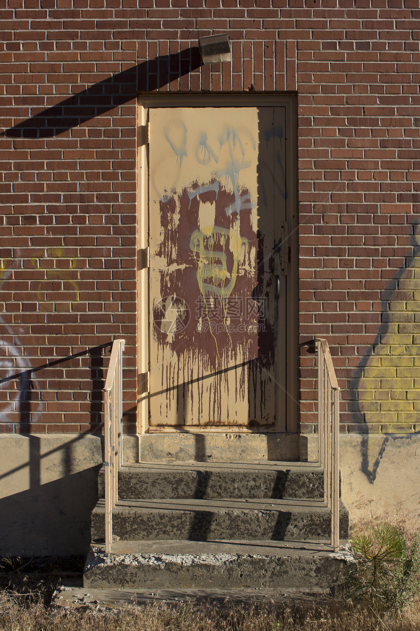 旧砖房门涂鸦日出楼梯杂草日落图片