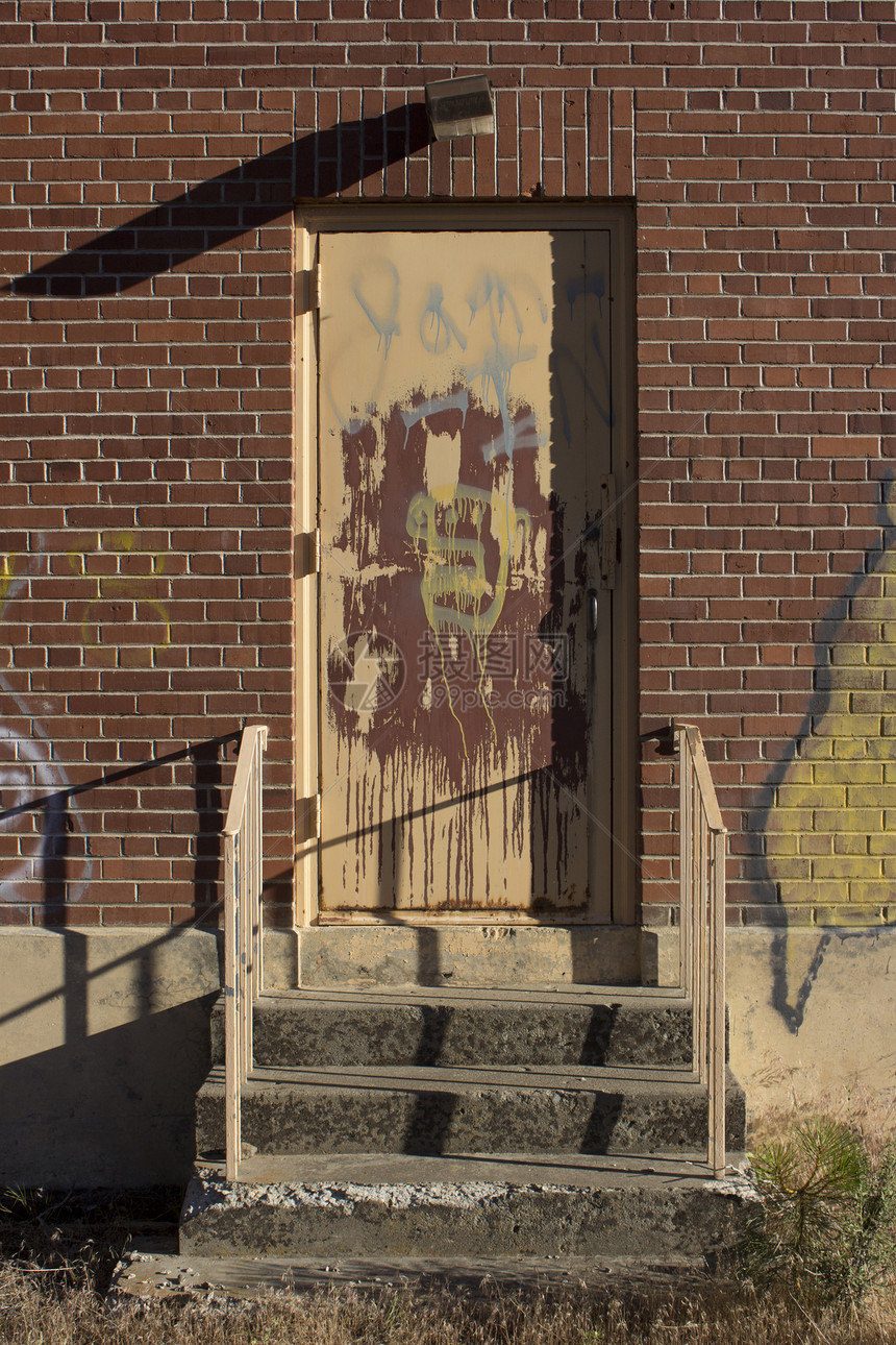 旧砖房门涂鸦日出楼梯杂草日落图片