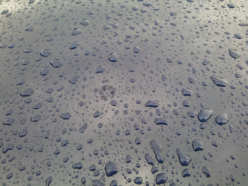 金属表面的雨滴蓝色水滴天气图片