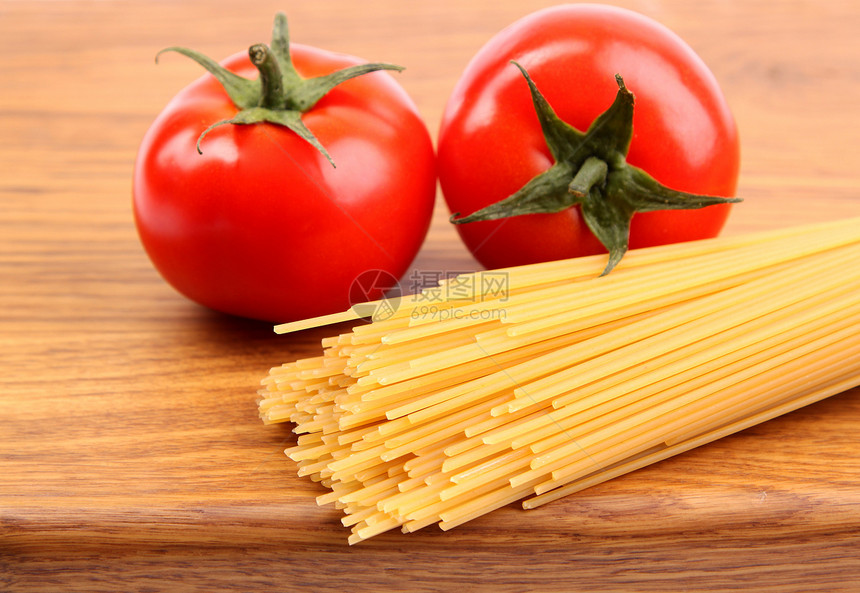 番茄和未煮的意大利面图片