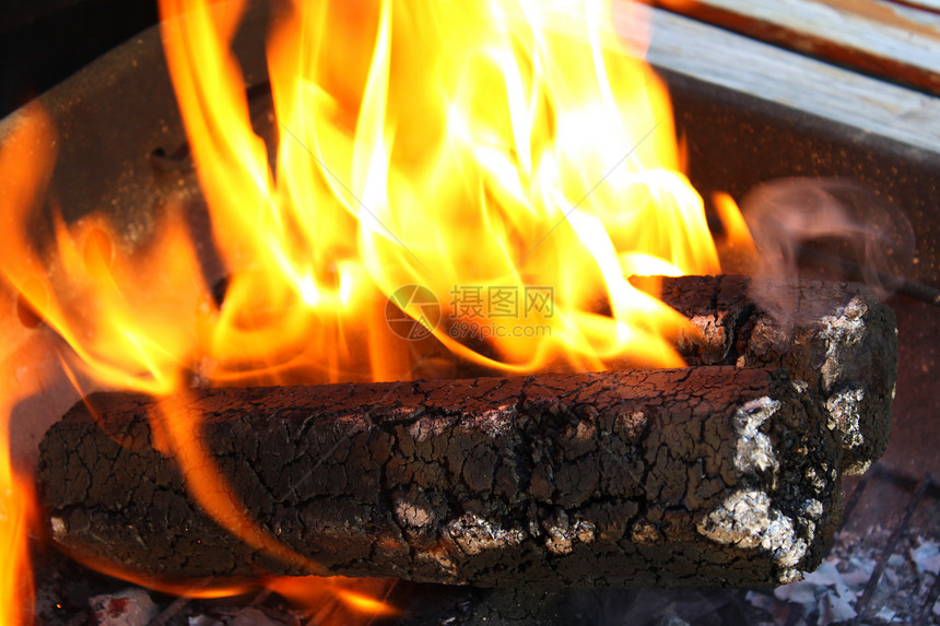 BBQ 的木制圆木砖防火灰尘日志生态锯末木材煤球颗粒状火焰碎片图片