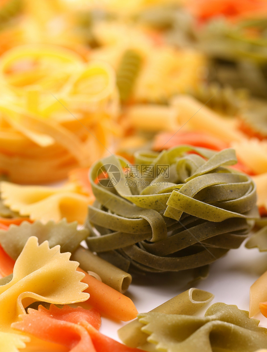 和不同的意大利面条 请见此绿色食物饺子螺旋派对黄色营养品橙子三色图片