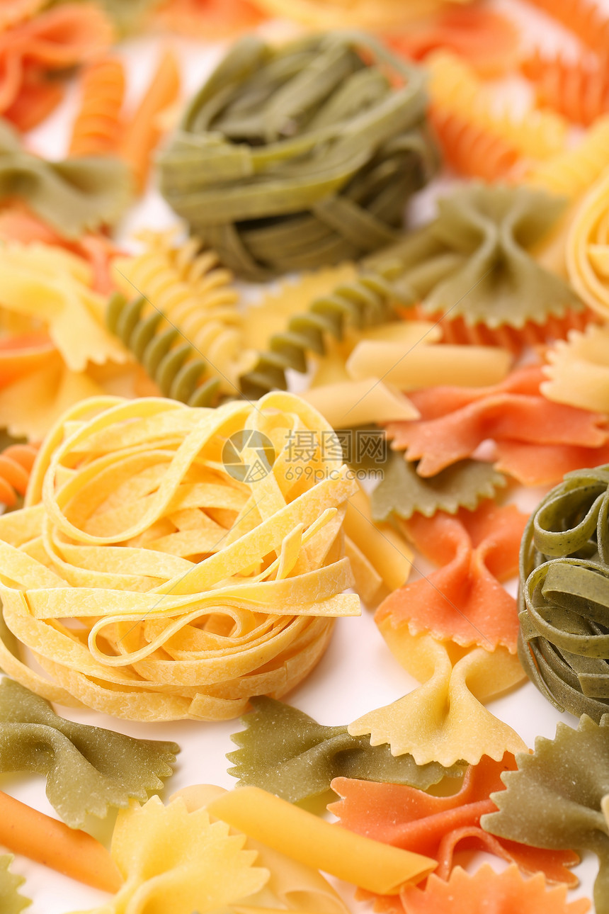 三种颜色的不同面条派对螺旋饺子食物黄色营养品橙子绿色三色图片