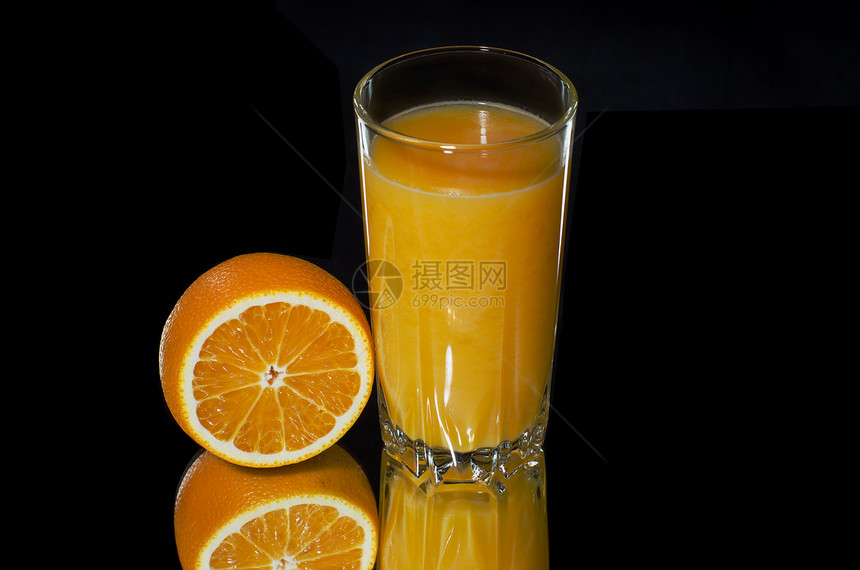 一杯果汁营养背景饮料黑色反射橙子玻璃水果图片