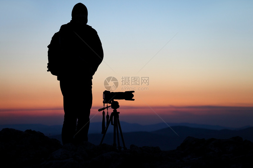 摄影师男人天空乐器光学三脚架爬坡单反日落土地镜片图片