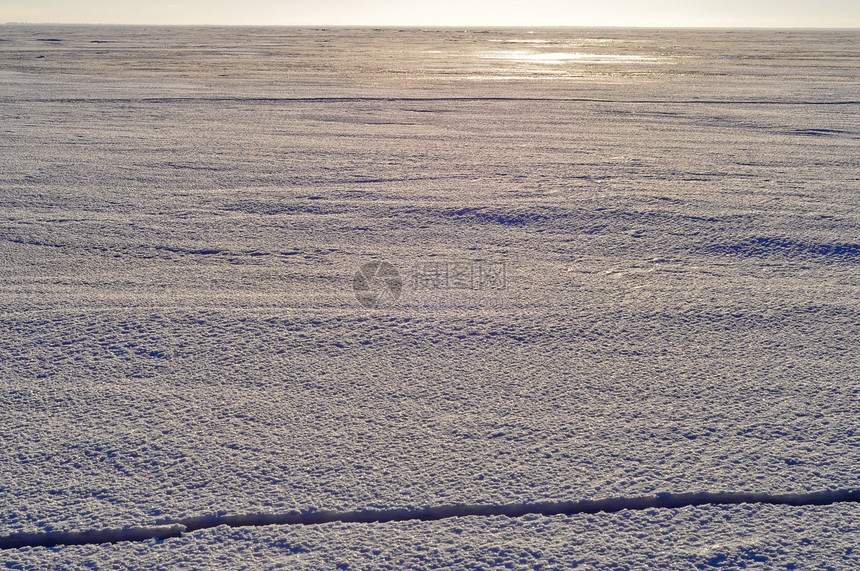 普斯科夫斯科湖上的冰层色调图片