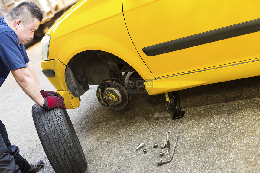 换车轮胎技术工人检查汽车就业作坊修理工扳手安全车辆图片