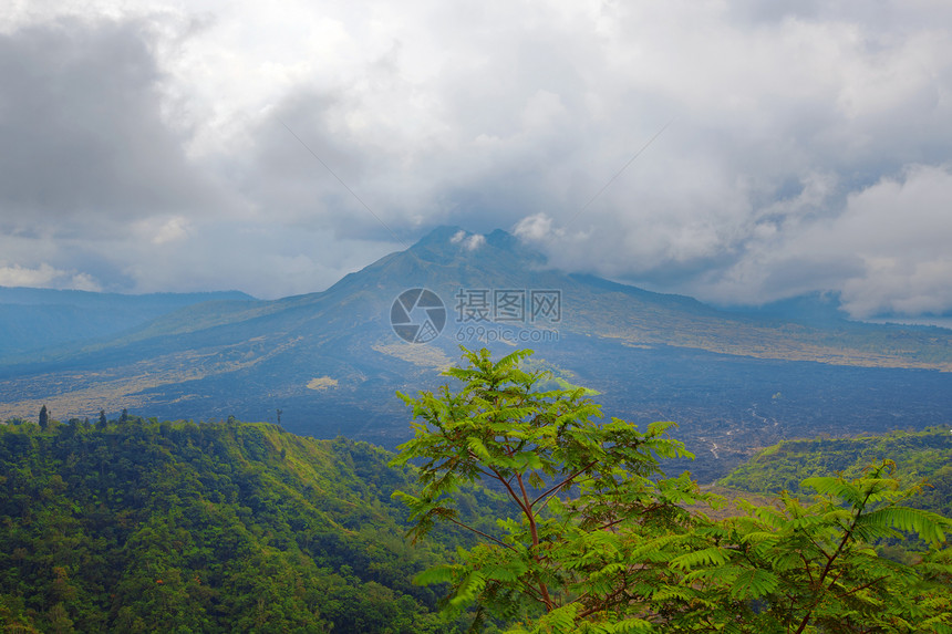 巴图尔山多云蓝色乡村场景顶峰风景旅游古农热带爬坡图片