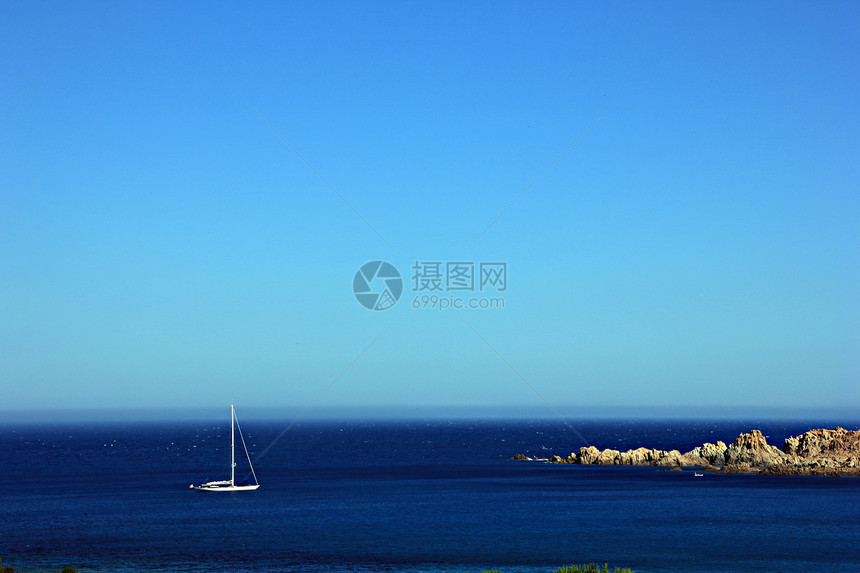 撒丁岛海浪奢华场景风景全景寂寞天空水面蓝色游艇图片