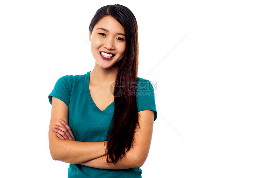 年轻女孩冒着双臂横穿快乐姿势牙齿长发冒充女性微笑青年女士图片
