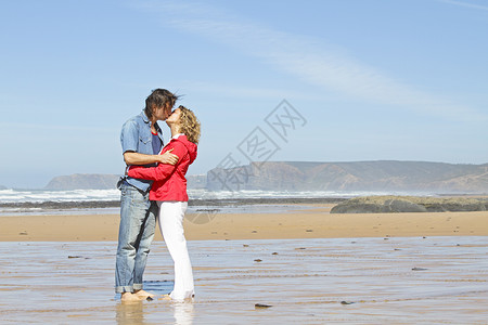 在海滩上相爱的情侣夫妻海洋女性男人接吻女士热情男性背景图片