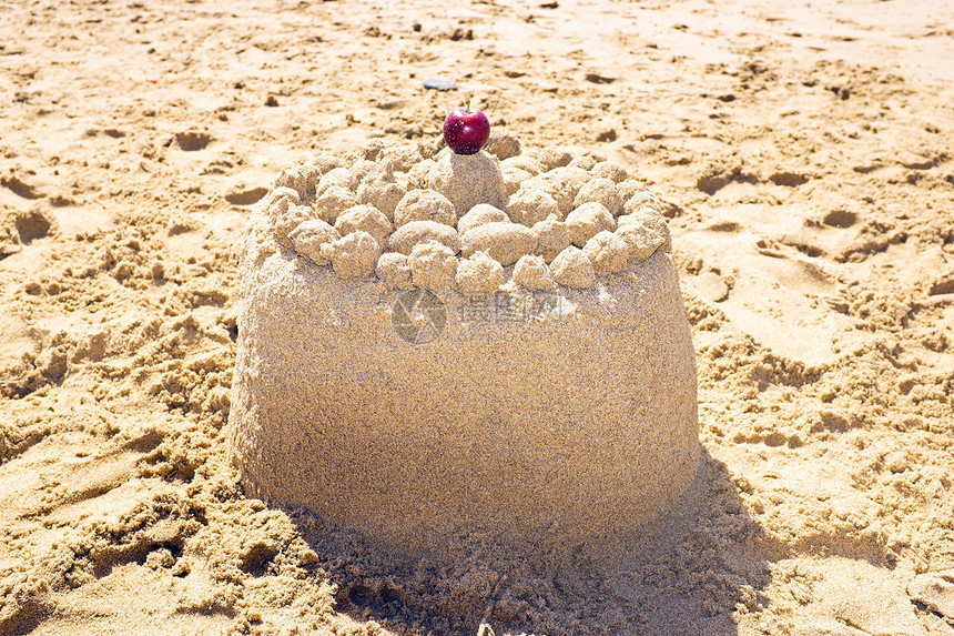 海滩上的沙纸蛋糕图片