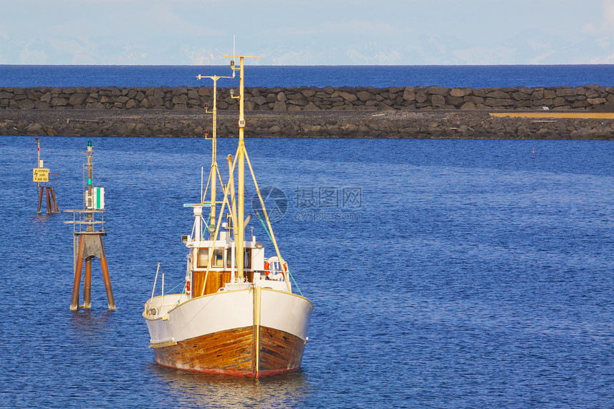 挪威渔船海洋钓鱼海岸线晴天大豆图片