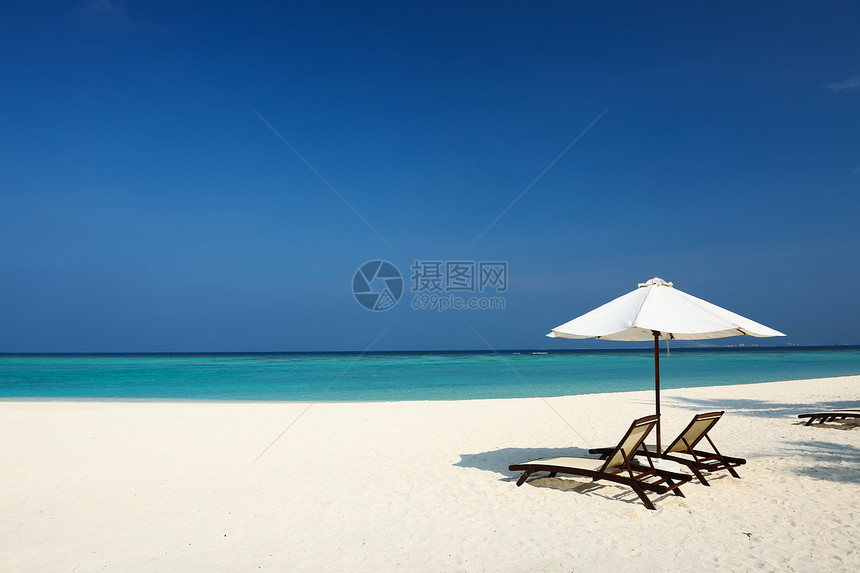 马尔代夫美丽的沙滩热带阳伞海洋奢华海岸线风景椅子旅行异国假期图片