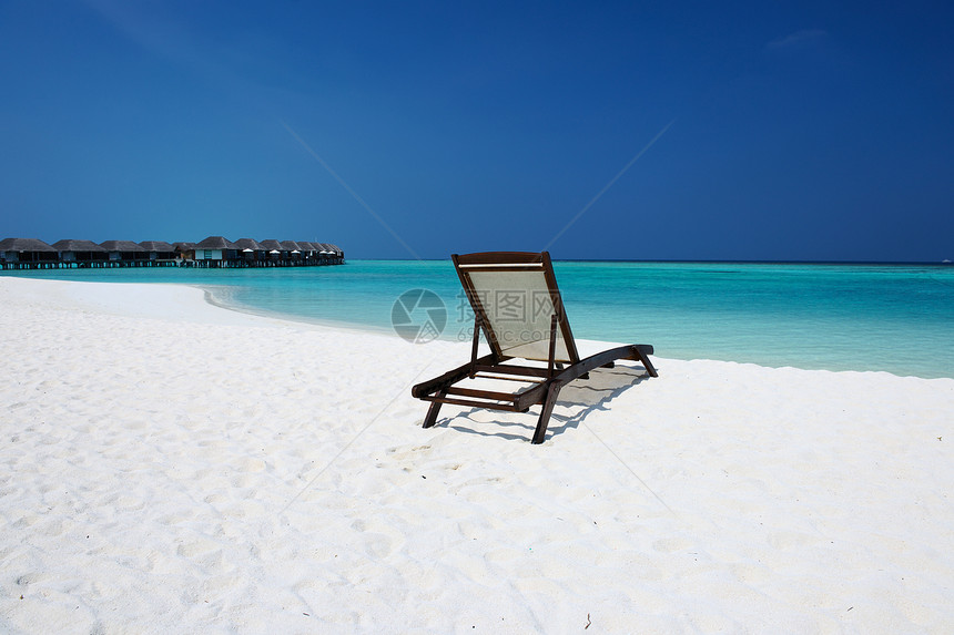 马尔代夫美丽的沙滩热带蓝色躺椅海洋风景海景海岸线假期奢华天空图片