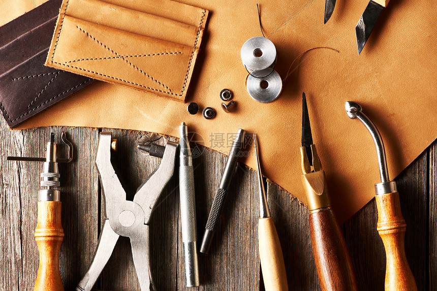 皮革工艺工具维修鞋匠剪刀桌子手工前锋皮艺店铺制造业做工图片