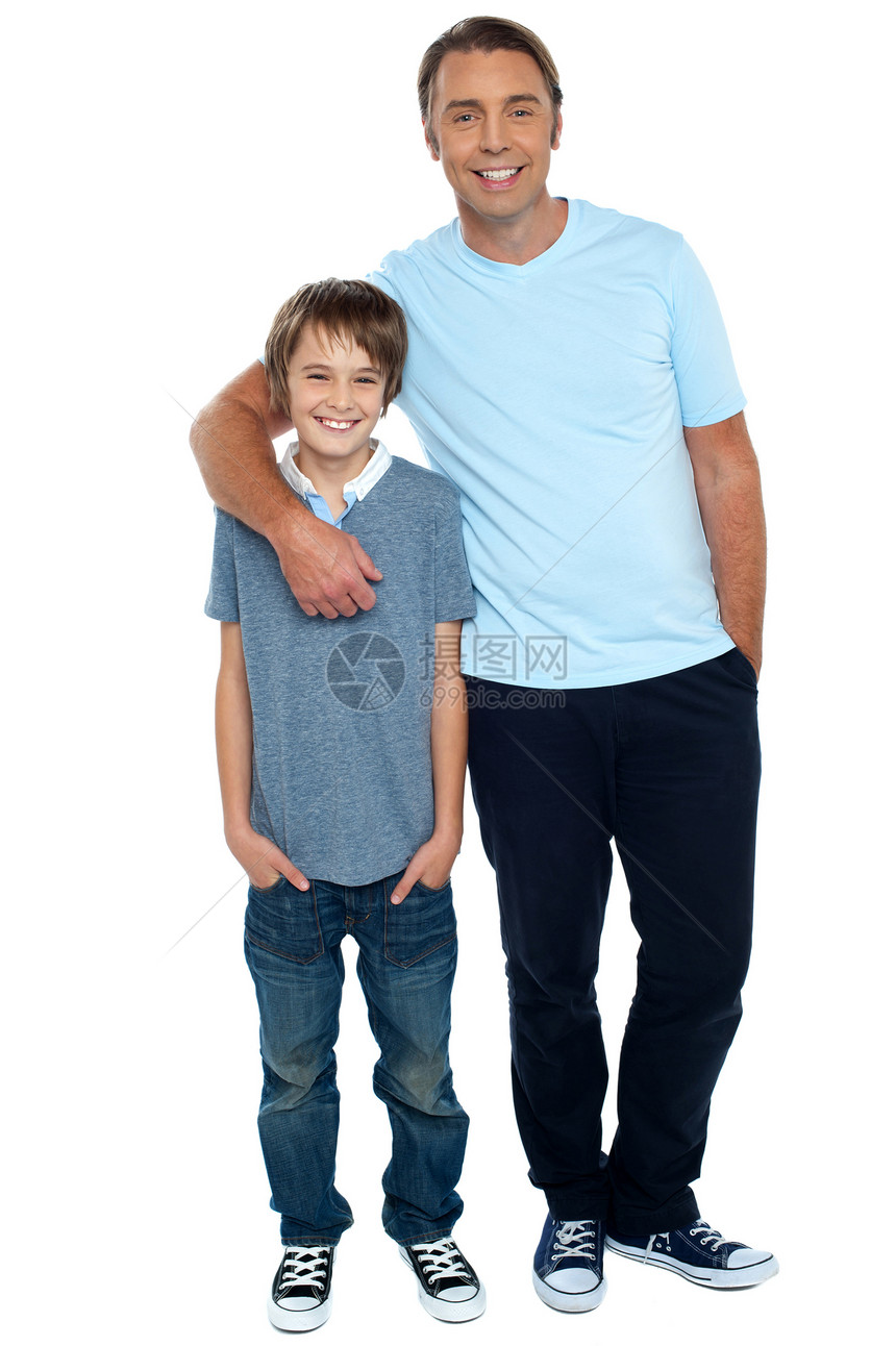 父亲和儿子的微笑镜头男人家庭白色冒充孩子童年闲暇男生快乐肩膀图片