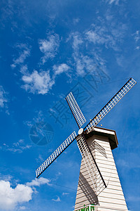 风车天空蓝色农村建筑背景图片