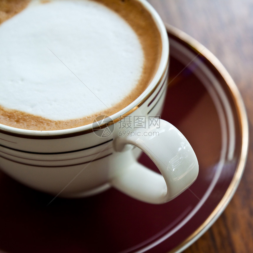 咖啡杯咖啡桌子羊角咖啡店面包早餐杯子甜点投手服务图片