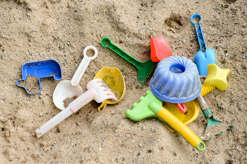 海滩塑料玩具游戏蓝色乐趣孩子们绿色红色黄色图片
