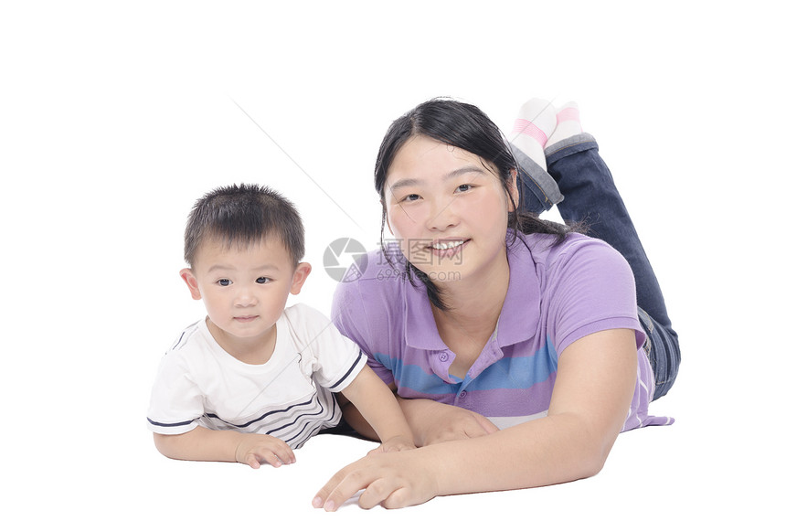 幸福母亲和孩子男生微笑童年家庭父母白色说谎女士青年妈妈图片
