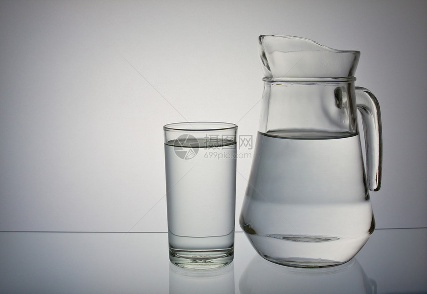 饮用水烧杯玻璃液体水壶餐具用具餐厅口渴饮料照片图片