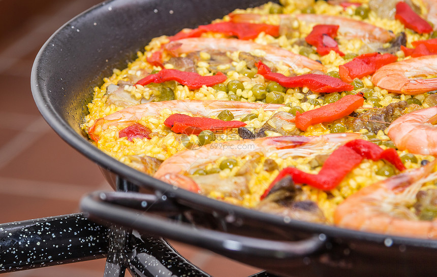 烹饪成锅的传统的西班牙辣椒饼详情食物贝类蔬菜黄色胡椒猪肉平底锅红色美食藏红花图片