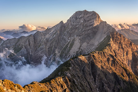 玉山土地地标爬坡登山天空场景风景顶峰阳光旅游背景