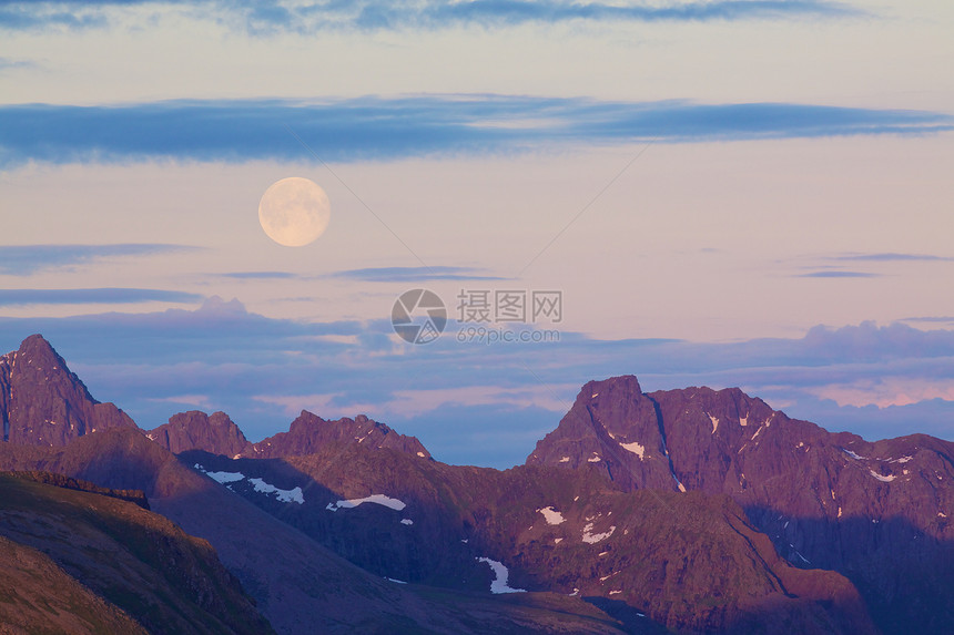 月亮在山上山脉风景蓝色满月山峰全景图片