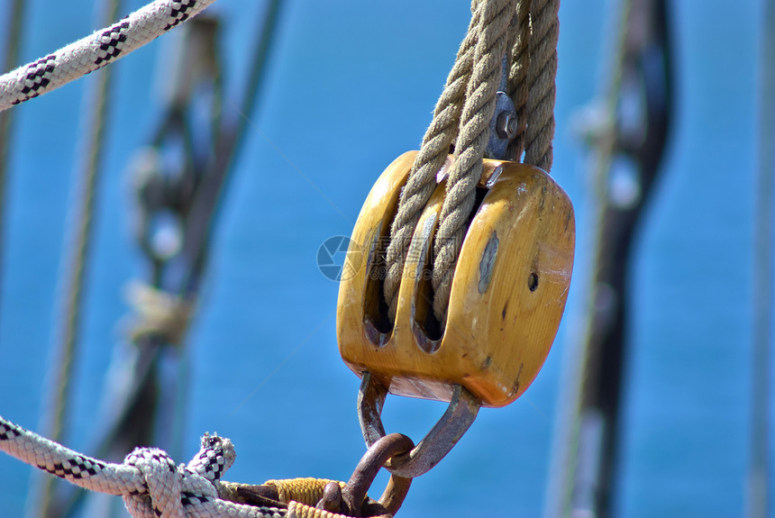 帆绳滑轮吊装抢断桅杆队长乘客水手木头运输绳索巡航图片