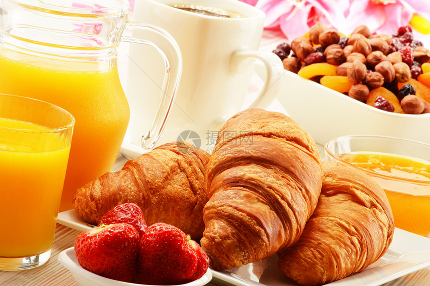 早餐加牛角面包 咖啡和水果杯杂货店盘子饮食橙子面包水壶杯子玻璃包子桌子图片