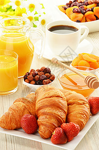 早餐加牛角面包 咖啡和水果杯玻璃餐厅坚果产品桌子面包羊角水果榛子烘烤图片