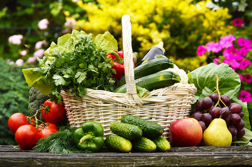 花园菜篮中维杰篮子中的新鲜有机蔬菜杂货店茄子衬套收成黄瓜香菜柳条生态饮食水果图片