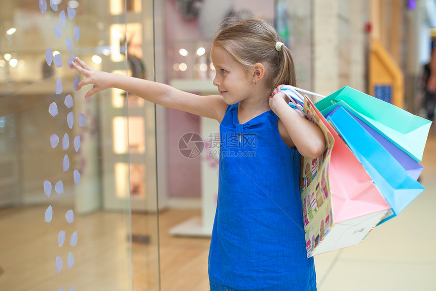 在一个大型购物中心装包包裹的女女孩图片
