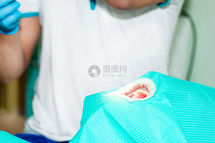工作时牙医治愈卫生治疗卫生员蓝色化妆品男人口服牙科诊所图片