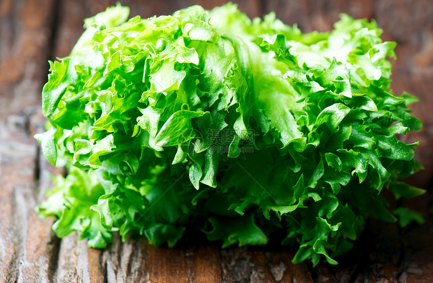 木制桌上的绿色生菜杂货店美食养分沙拉饮食营养低热量叶子小吃生活方式图片