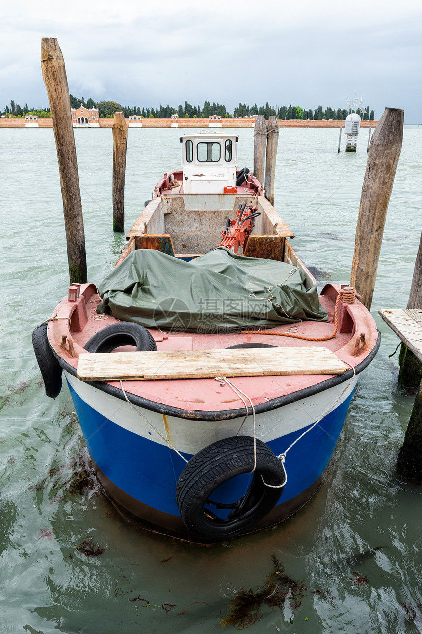 威尼斯的广角连线篷布鱼人领带盘子码头货物反射绳索图片